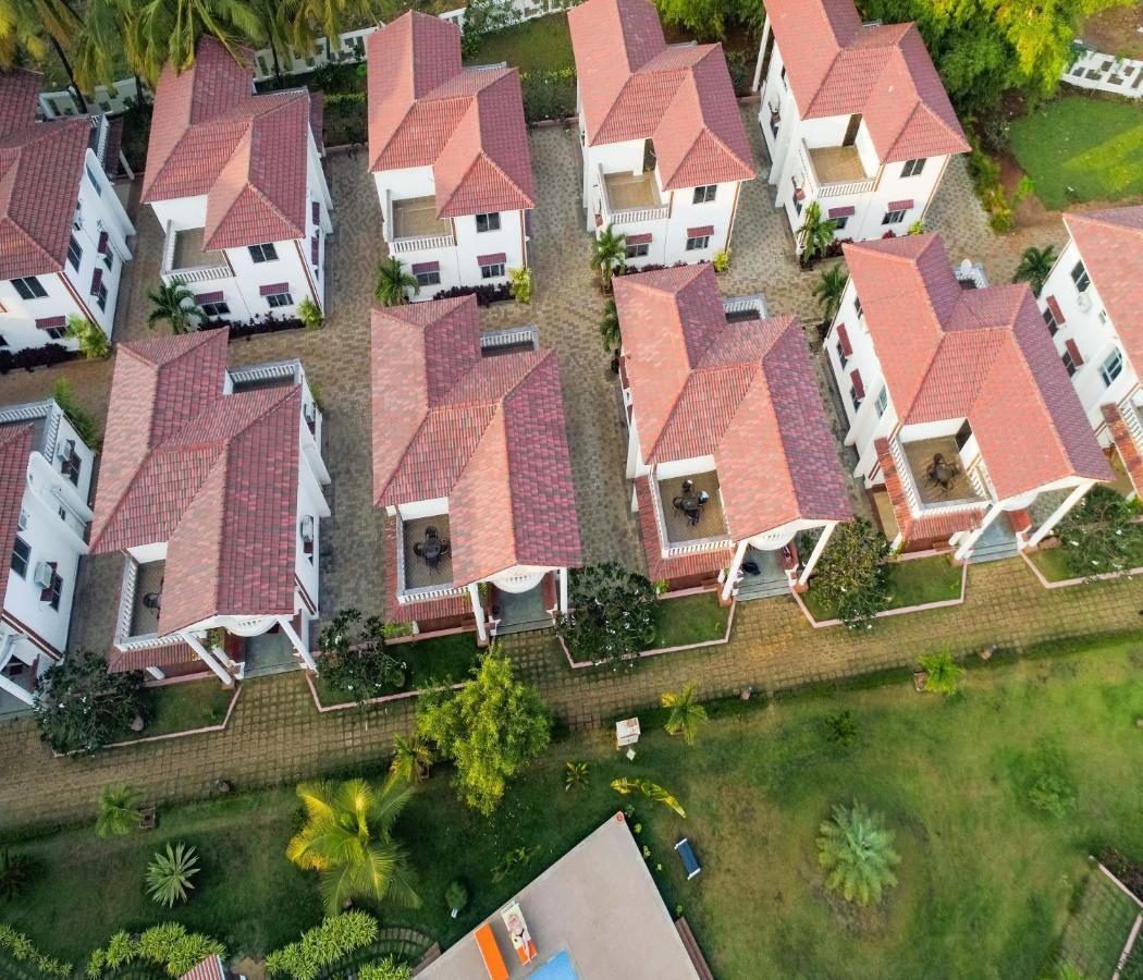 Span Suites & Villa Morjim Exterior photo