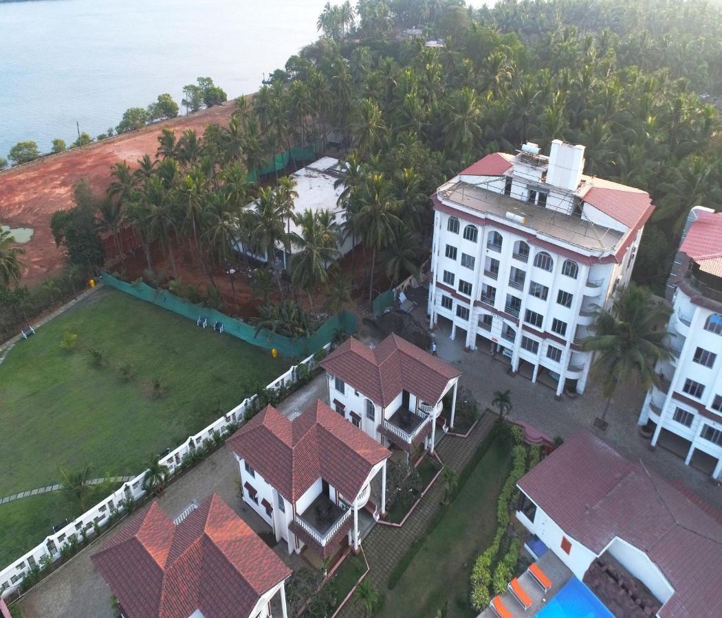 Span Suites & Villa Morjim Exterior photo