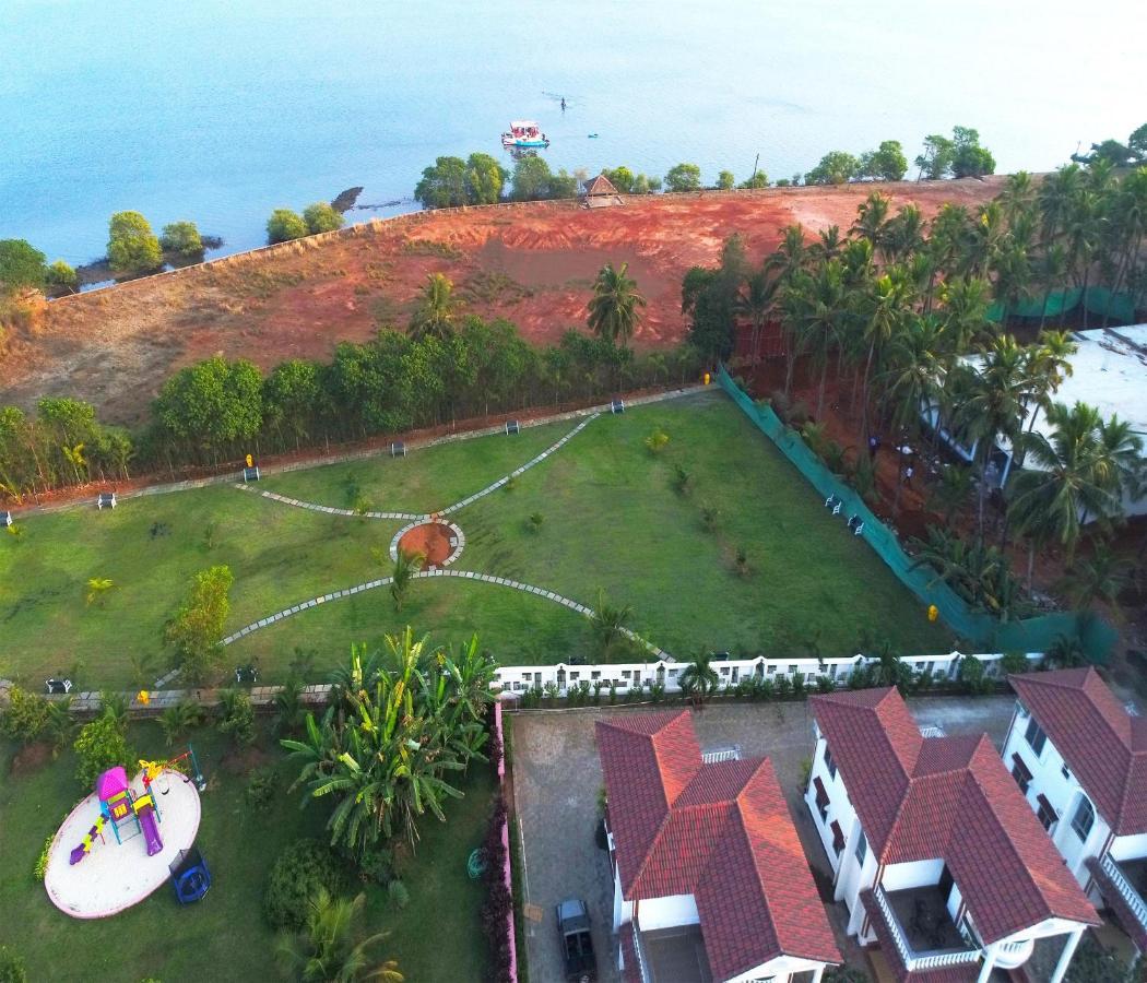 Span Suites & Villa Morjim Exterior photo